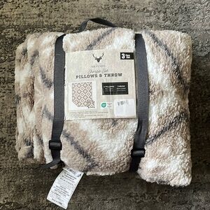 BNWT Artemis Sherpa Set. Pillows and Throw.
